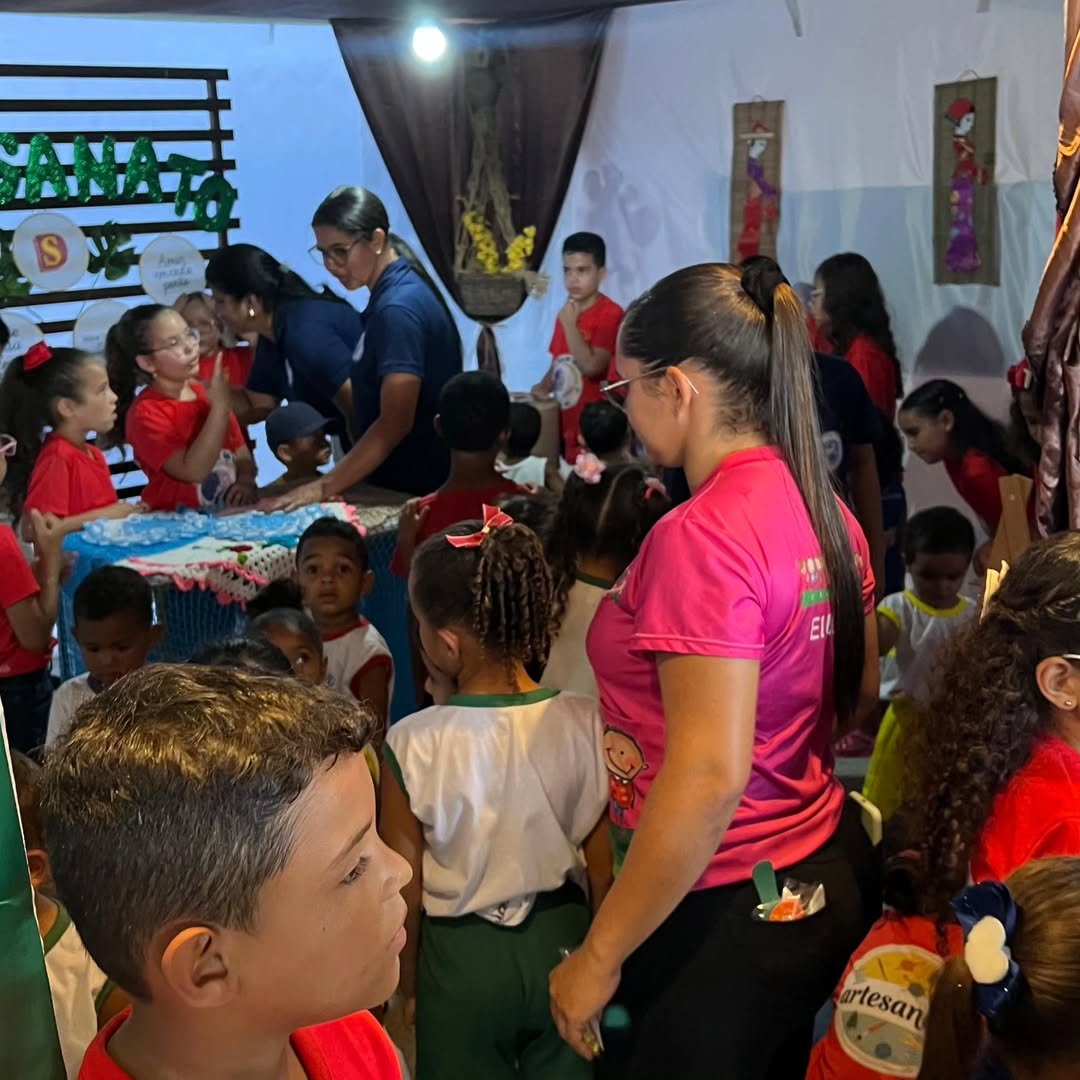 Alunos em atividade escolar